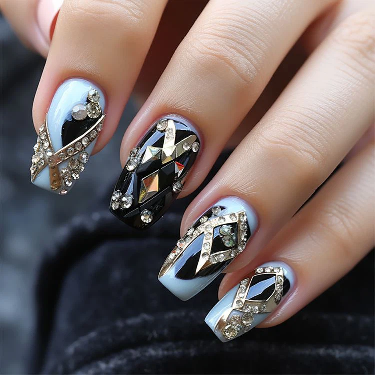 Körmök strasszokkal